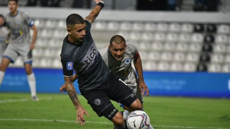 12 de Octubre gana para mantener en el sótano a Olimpia
