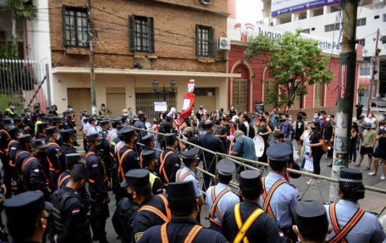 Gran despliegue policial para manifestación de repudio a Marito