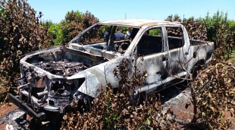 Hallan camioneta incinerada en plantación de yerbal en Itapúa