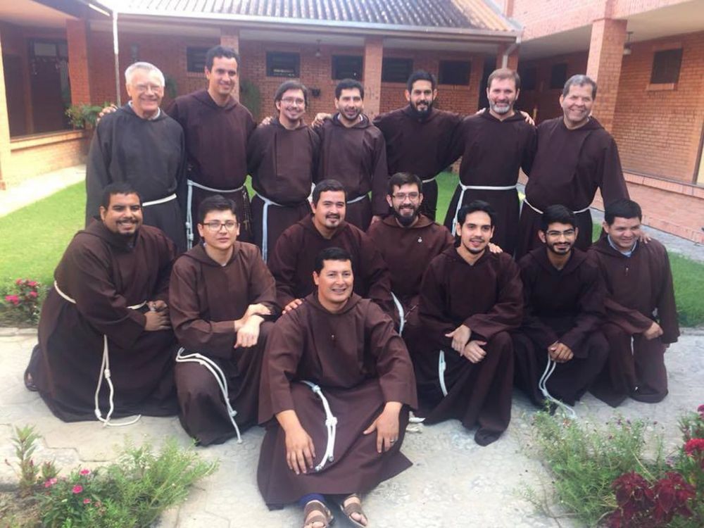 Hermanos capuchinos bendicen a mascotas por su día
