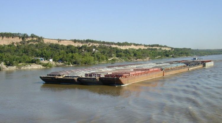 Barcazas retoman curso sobre el río Paraná tras liberación de esclusas de Itaipú