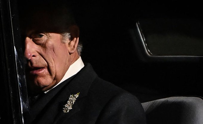Carlos III planea una monarquía más austera y reducida