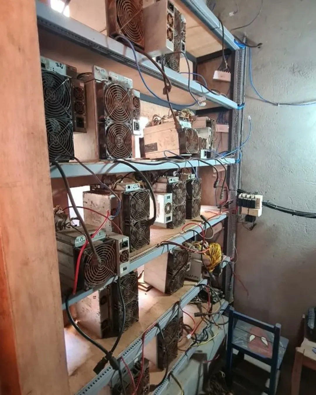 La ANDE interviene tres establecimientos dedicados a la criptominería en Ciudad del Este
