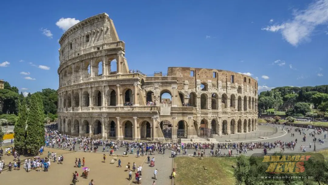 Un turista graba su nombre en las paredes del Coliseo de Roma