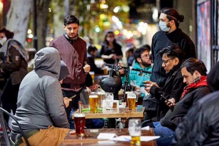 Argentina: premian con vino y cerveza gratis a quienes se vacunen contra el coronavirus en Mendoza
