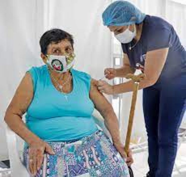 Mayores de 70 se vacunan hoy, rango baja a 65 desde mañana