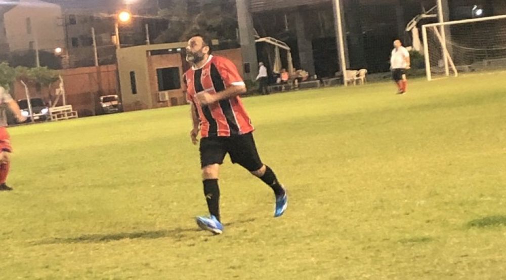 Juez que elogió y liberó a violador de niña jugó fútbol y fue escrachado