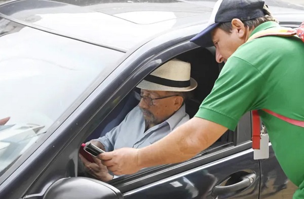 Cuidacoches despedidos por Parxin retoman las calles