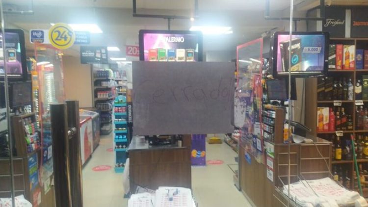 Denuncian que la Policía amedrentó a trabajadores de minimercados para que cierren sus puertas