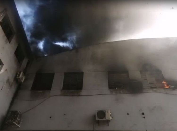 Depósito de ropa en Asunción arde en llamas