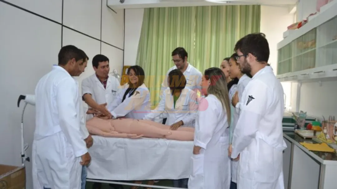 Según CONES, hay 35.000 brasileños que estudian medicina en nuestro país