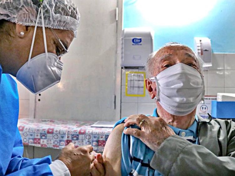 Abuelitos no quieren vacunarse debido a la desinformación, dicen