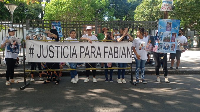 Familiares de joven asesinado protestan ante constantes dilaciones de la audiencia preliminar de «Papo» Morales