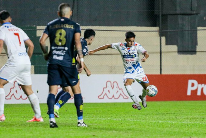 Nacional y Trinidense debutan con 9 amarillas y una roja, pero sin gol