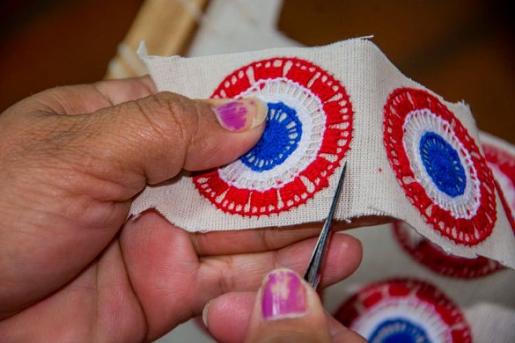 Ofrecen escarapelas elaboradas por MPL