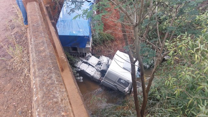 Chofer de camión sufre golpes tras caer a un arroyo en Tacuatí