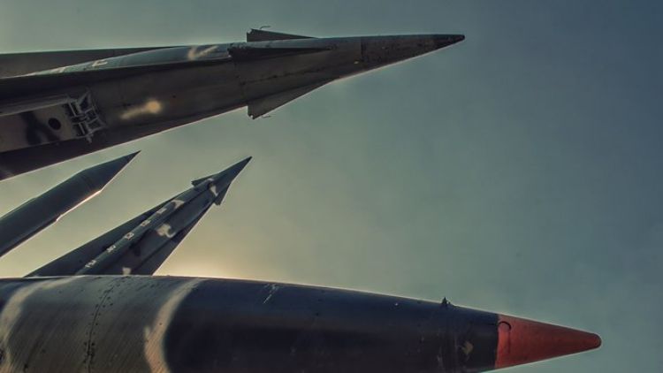 Caen dos misiles en Irak cerca de base con tropas internacionales