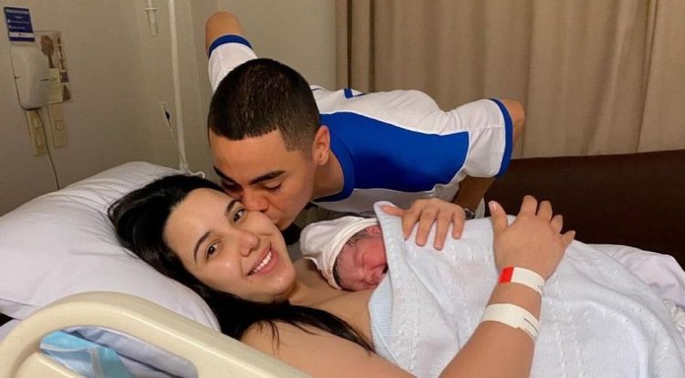 Almirón celebra el nacimiento de su primer hijo