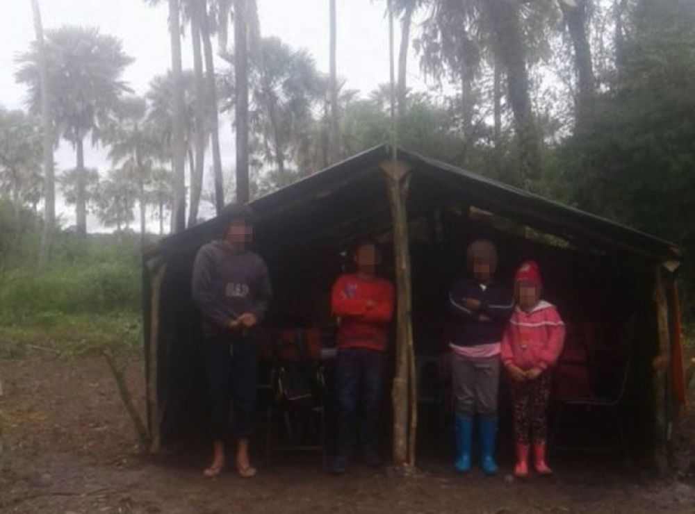 Clases bajo precaria carpa en Arroyos y Esteros