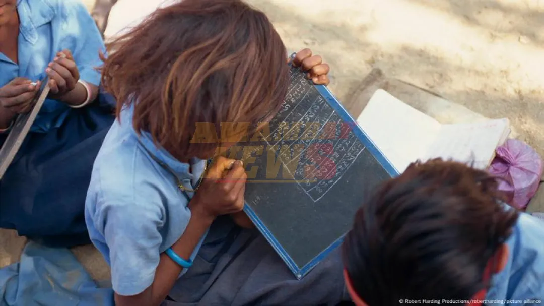 Mueren cuatro niños en derrumbe de techo de escuela en India