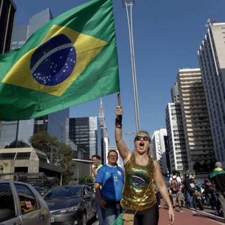 Brasil tiene 6.209 casos de coronavirus y 428 muertes en un día