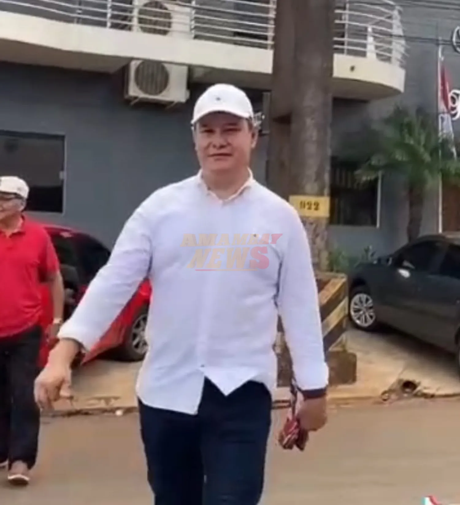 VIDEO: Guillén hace campaña sólo y candidatos a concejales no le acompañan