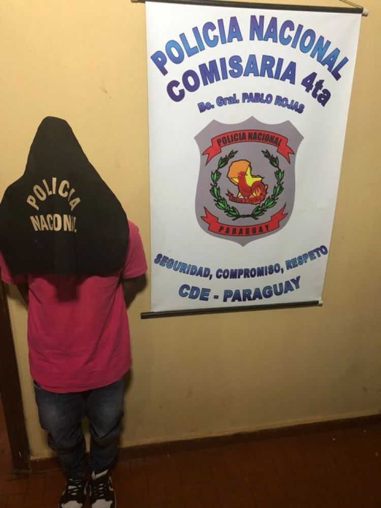 Cae joven con orden de captura por homicidio al mando de un automóvil robado de taxista