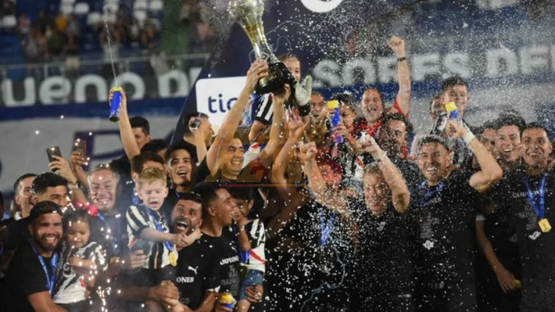 Rubén Di Tore, contento por una copa más para el Guma