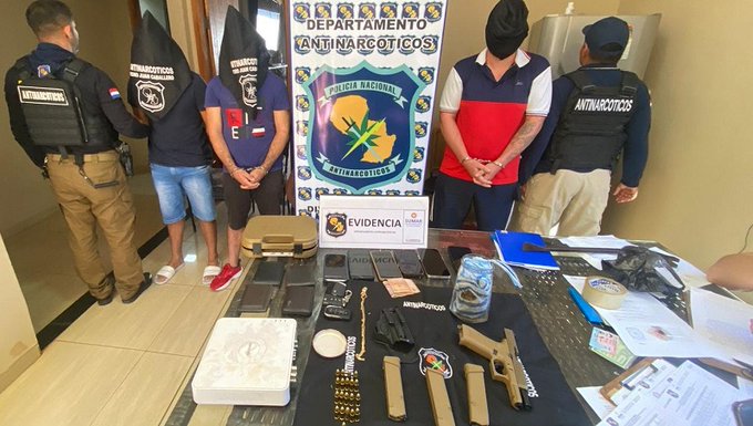 Allanamiento con detenciones e incautación de presunta droga y armas
