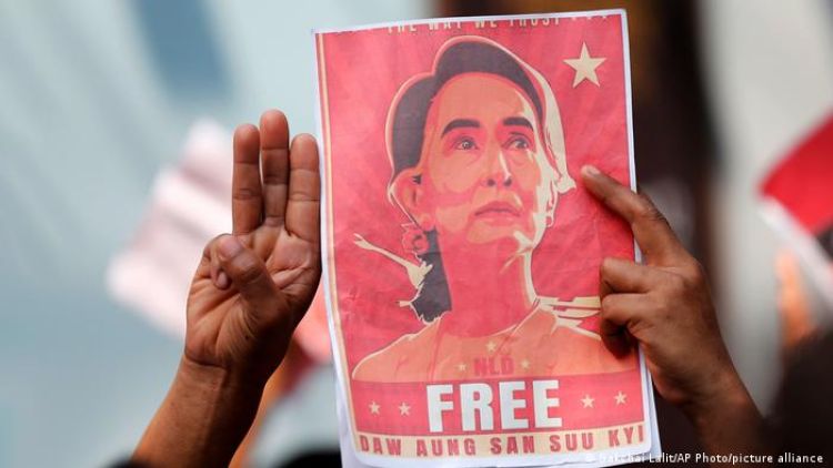 Birmania: junta militar reduce a dos años la pena de prisión de Suu Kyi
