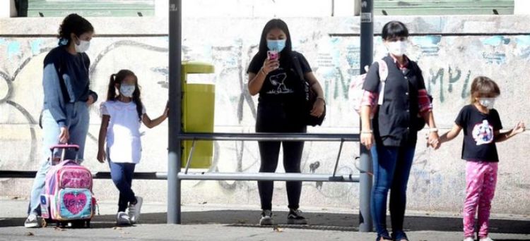 Uso del barbijo deja de ser obligatorio en escuelas y trabajos de Buenos Aires