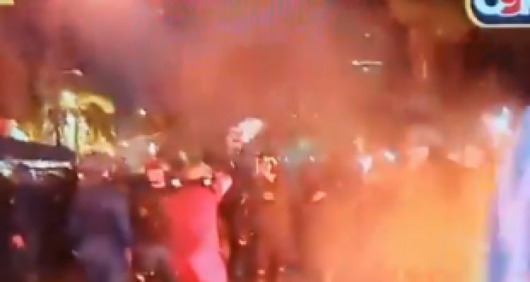 Policías extienden una bandera blanca ante manifestantes para poner fin a enfrentamientos