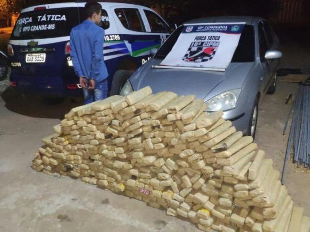 Em carro com aparato de fuga, jovem é preso com 398 kg de maconha
