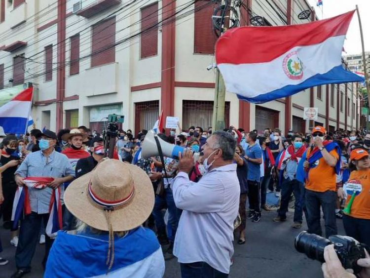 Suman voces de protesta contra los corruptos frente al Congreso