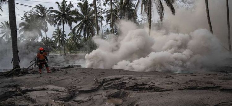 Erupción de volcán en Indonesia causa 13 muertos