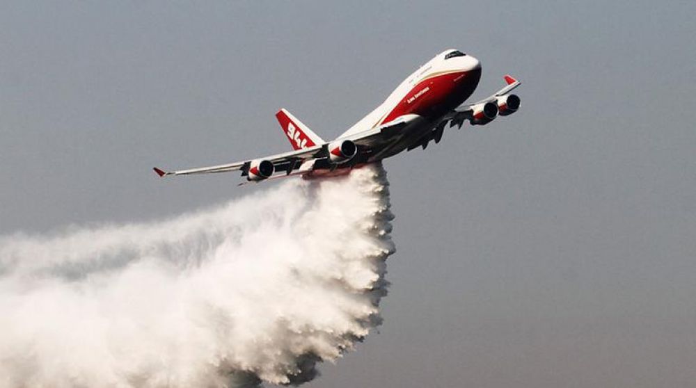 Bolivia combate con megaavión y Paraguay lucha con la buena voluntad de 16 bomberos