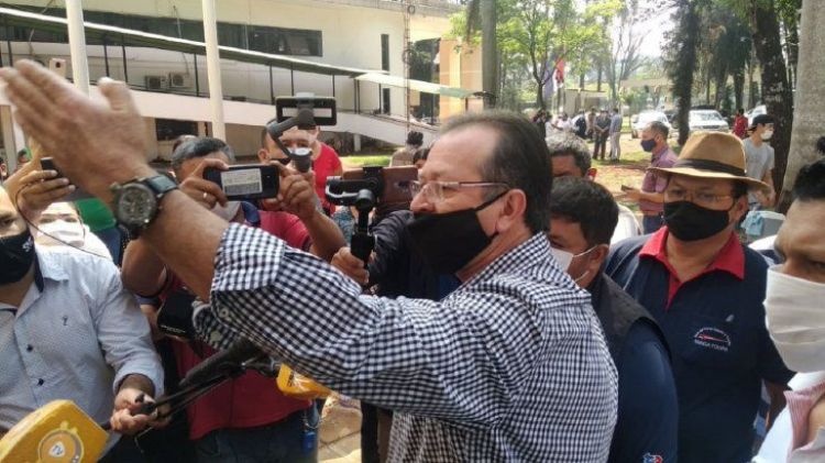 Tras incidentes, taxistas se retiran de reunión sobre apertura de puente