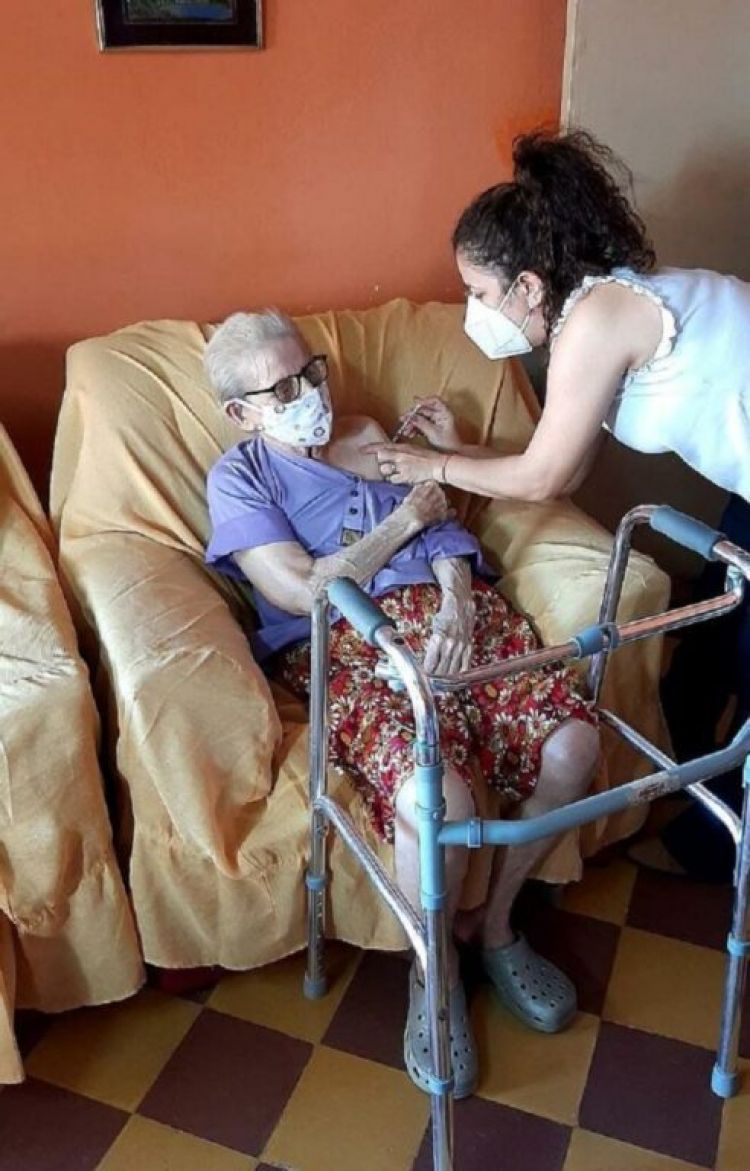 Continúa vacunación domiciliaria a adultos mayores registrados vía call center