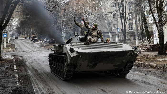 Mueren 16 personas al chocar un camión militar con un autobús en Donetsk