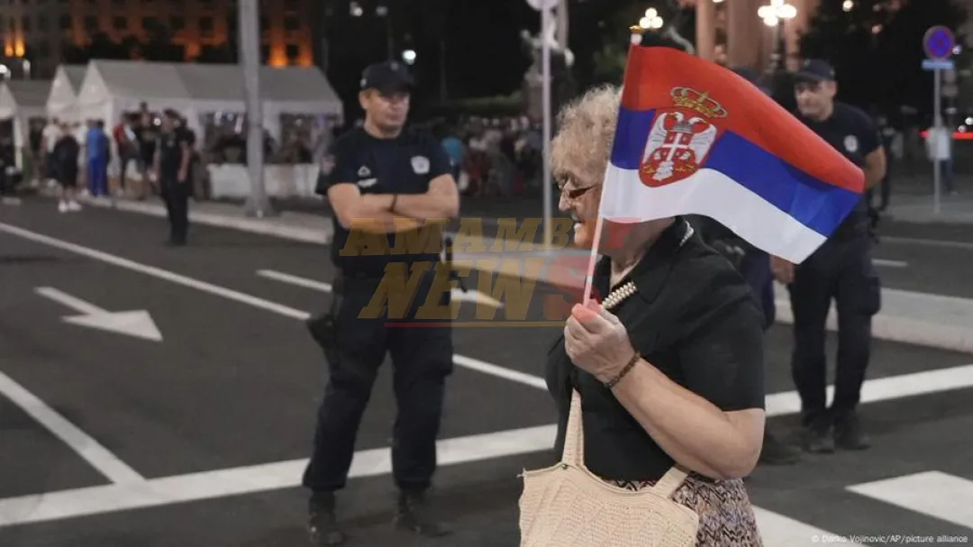 Policía dispersa protestas antigobierno en Serbia