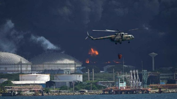 Se mantiene la lucha contra el grave incendio industrial desatado en Cuba