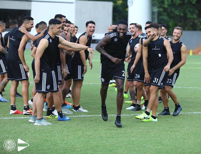 El exfutbolista de Olimpia que recordó los goles de Adebayor en la práctica