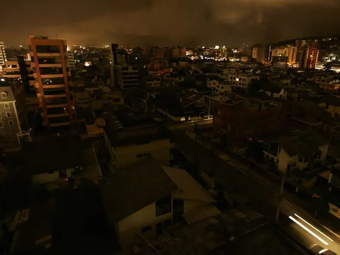 Apagón a nivel nacional en Ecuador por fallas en el sistema de transmisión eléctrica