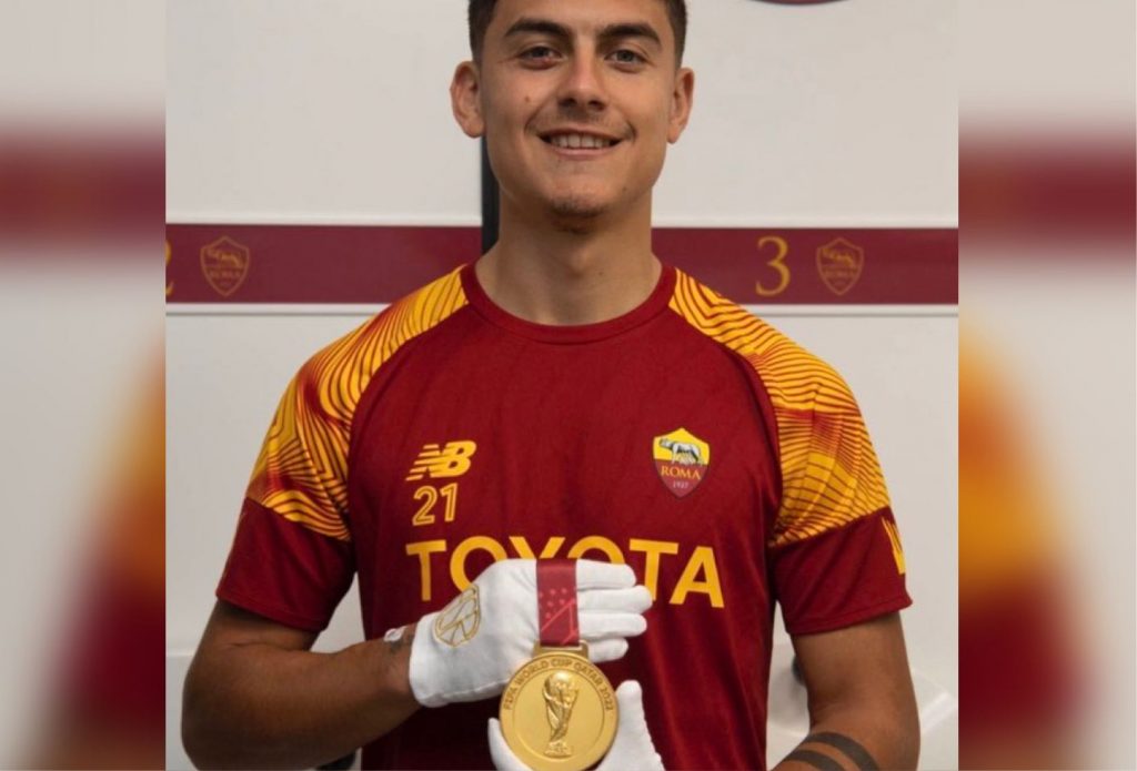Dybala dejó su medalla de campeón mundial al Archivo Histórico de la Roma