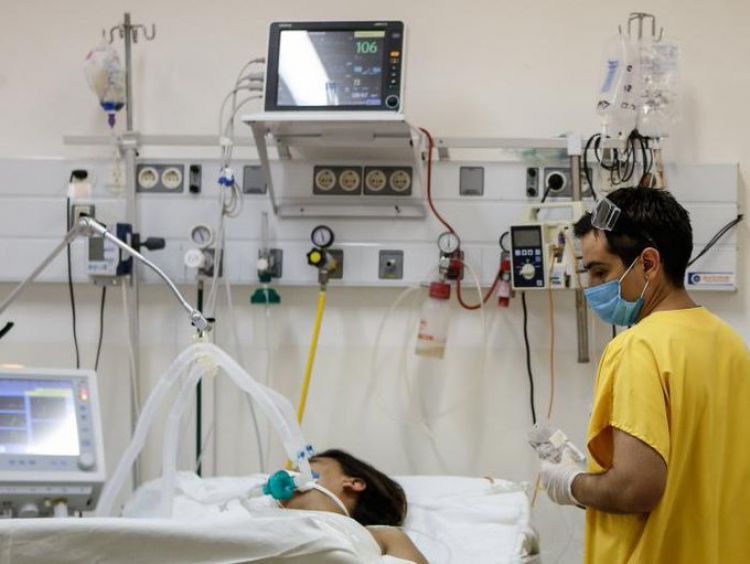 Advierten que cada vez hay más jóvenes graves en UTI y se contagian de dos a tres personas