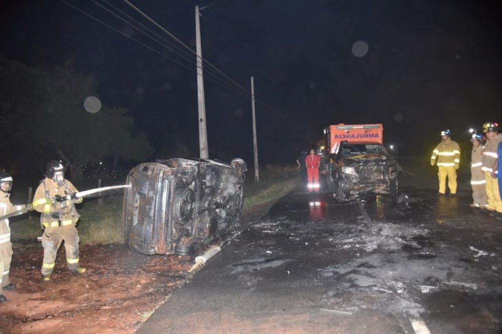Violento choque frontal entre una ambulancia y un auto en Ypané