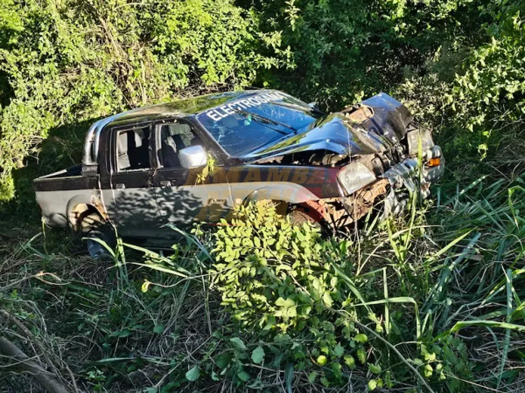 Camioneta cae 120 metros en el cerro Caacupé tras falla mecánica