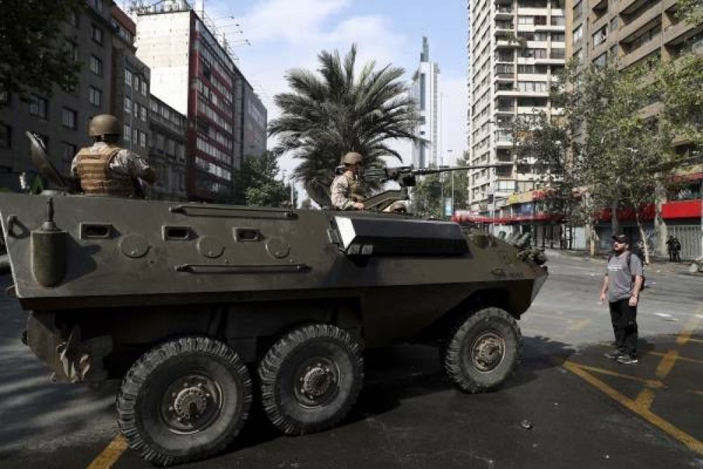 El Ejército usa tanquetas en Santiago mientras las protestas se extienden por Chile