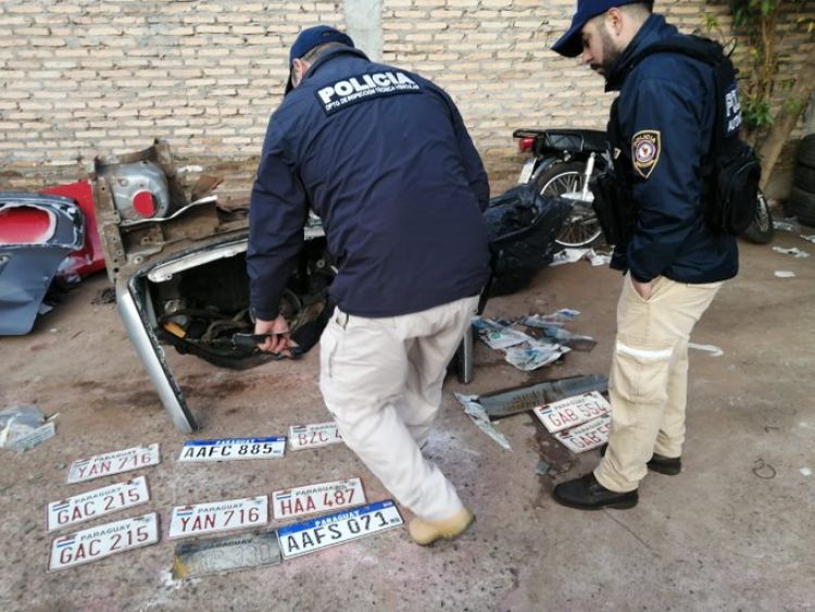 Detuvieron a tres personas en taller mecánico que funcionaba como desarmadero