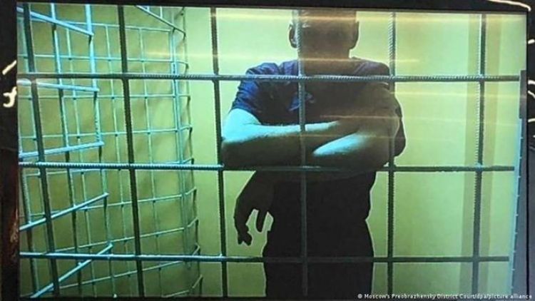 Navalny dice que le obligan a ver ocho horas de televisión estatal en campo de prisioneros